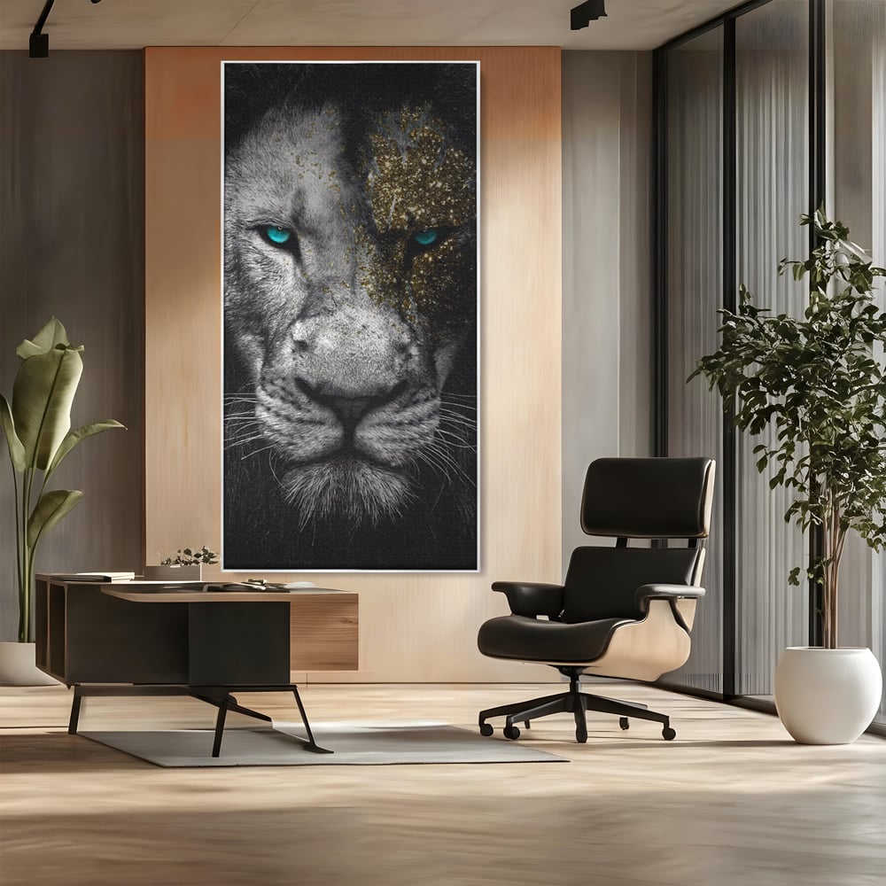 Tablou canvas cu tablou canvas cu leu si ochi albastri, in rama de aluminiu argintiu, pe perete intr-un birou